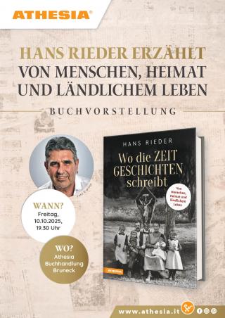Der Flyer kündigt die Buchvorstellung „Wo die Zeit Geschichten schreibt“ von Hans Rieder an. Oben links ist das Logo von Athesia zu sehen. Darunter steht der Titel „Hans Rieder erzählt von Menschen, Heimat und ländlichem Leben – Buchvorstellung“. Auf der linken Seite befindet sich ein Porträtfoto von Hans Rieder, rechts daneben ist das Buchcover mit dem Titel „Wo die Zeit Geschichten schreibt“ abgebildet. Die Veranstaltung findet am Freitag, den 10. Oktober 2025, um 19:30 Uhr in der Athesia Buchhandlung Bruneck statt.