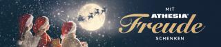 Weihnachtlicher Banner. Links sitzen drei Kinder in warmen Winterkleidern und roten Nikolausmützen. Im Hintergrund ist eine große, helle Vollmondscheibe zu sehen, vor der der Schlitten des Weihnachtsmanns mit Rentieren vorbeifliegt. Rechts im Bild steht der Text: „MIT ATHESIA Freude schenken“. 