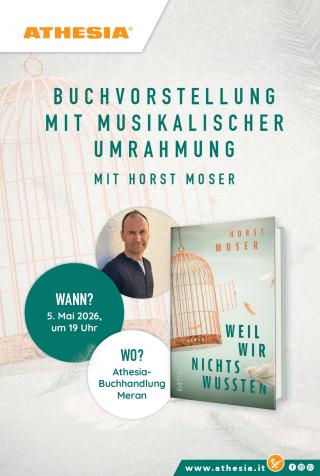 Auf hellem beigefarbenem Hintergrund ist schemenhaft ein großer Vogelkäfig zu erkennen. Oben steht in grüner Schrift: „Buchvorstellung mit musikalischer Umrahmung mit Horst Moser“. Darunter ist ein Foto von Horst Moser zu sehen. Rechts daneben wird sein neues Buch „Weil wir nichts wussten“ gezeigt, auf dessen Cover ein geöffneter Vogelkäfig abgebildet ist. Links stehen die Veranstaltungsdaten: 5. Mai 2026 um 19 Uhr in der Buchhandlung Meran.